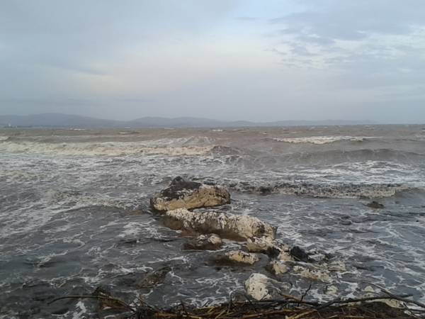 vent d'est sur les plages de Hyeres 