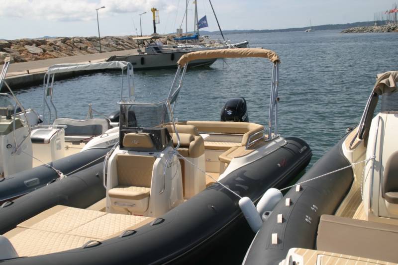 Louer un bateau semi rigide BSC 70 à Hyères près de Toulon au mois de juillet