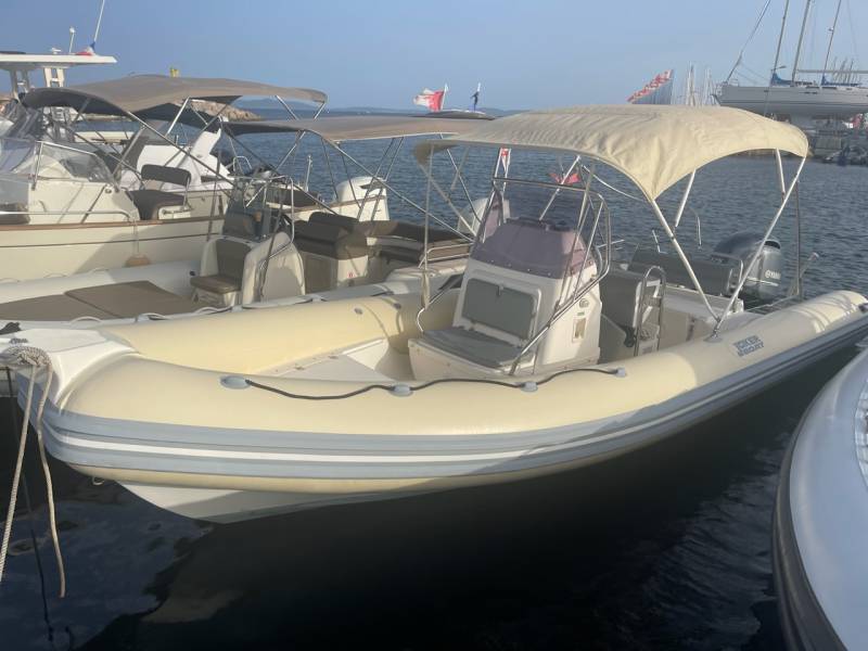 Location bateau semi rigide CLUBMAN 23 de 7 m avec un moteur 175 cv Yamaha, à la journée, au week-end ou en longue durée