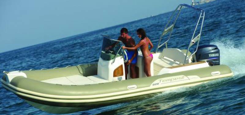 Aller se baigner dans les eaux turquoises de Porquerolles avec votre location de bateau : découvrez nos offres Carqueiranne dans le Var