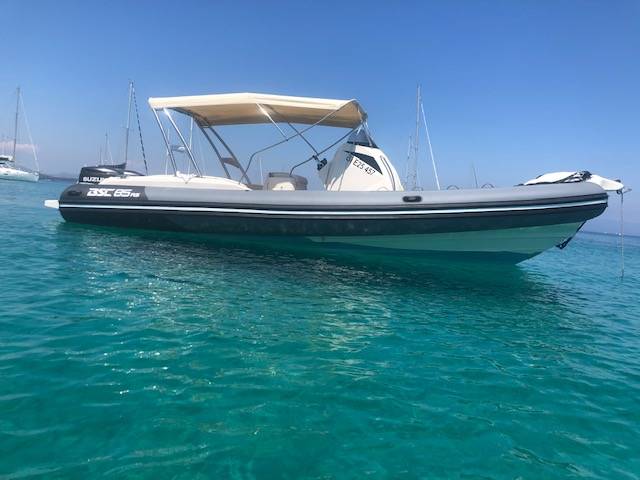 Location d'un bateau semi-rigide BSC 85 