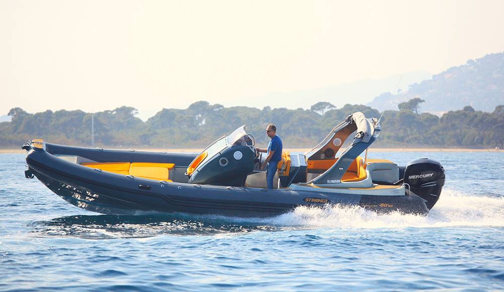 Louer un semi rigide STINGHER 30 GT sur le port de Hyères