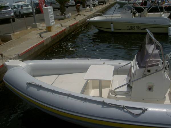 location bateau hyeres table