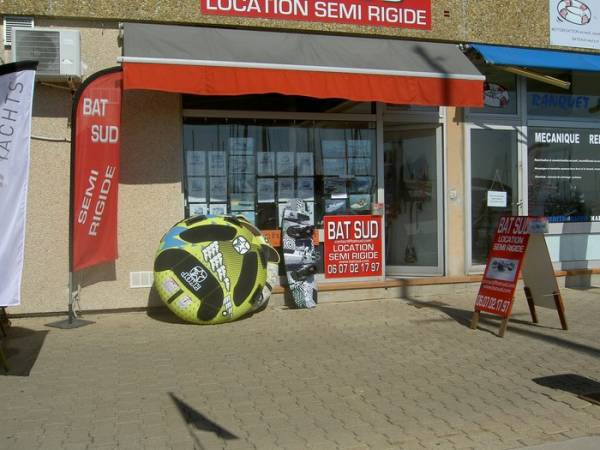 en location au port de hyeres bouées et wake boards
