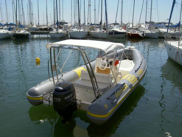 avec roll barun taud de soleil pour ce bateau moteur sur Hyeres