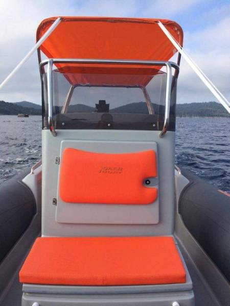 A vendre bateau semi rigide JOKER BOAT avec siège avant avec taud de soleil sur le 83