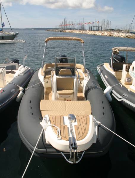 Louer un bateau semi rigide BSC 70 à Hyères près de Toulon au mois de juillet