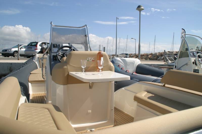 Louer un bateau semi rigide BSC 70 à Hyères près de Toulon au mois de juillet