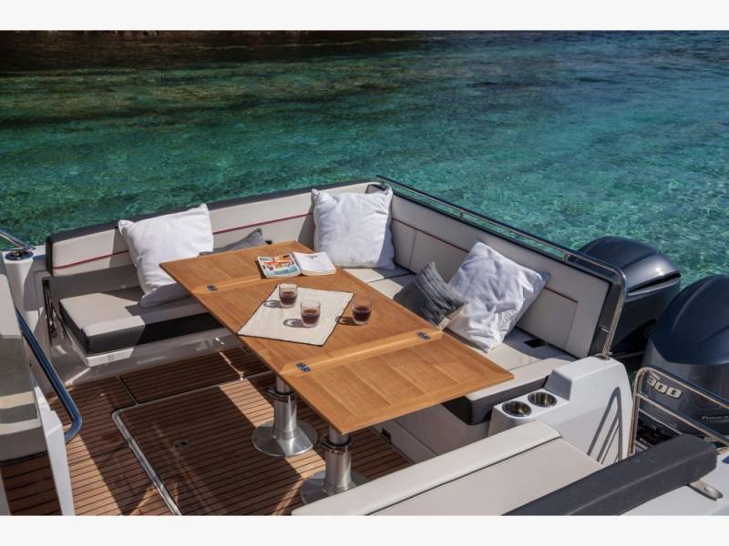 Location de bateau COQUE OPEN à Hyères dans le Var CAP CAMARAT 10.5 WA