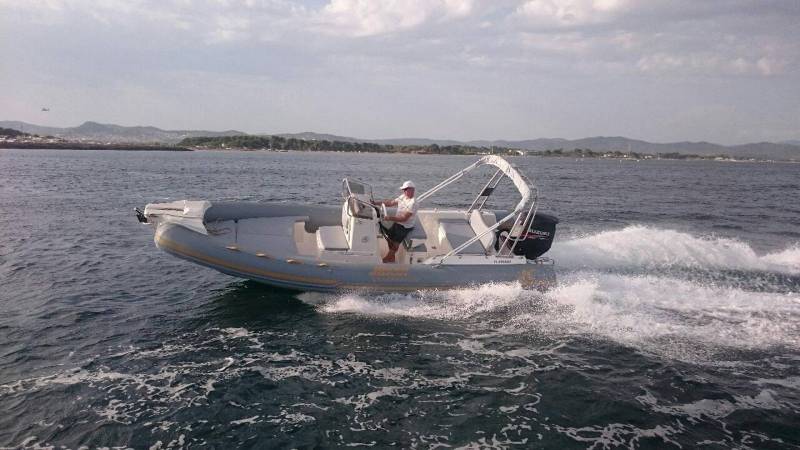 Louer un bateau à la journée à Hyères dans le 83