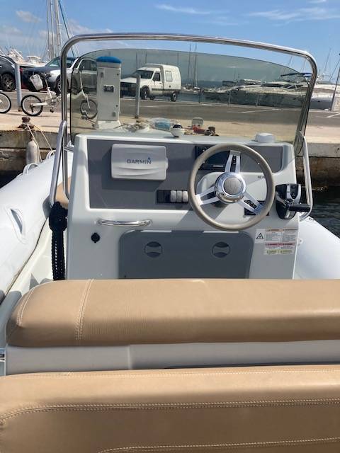 Louer un bateau à moteur sur le port de Hyères à proximité du Pradet pour une semaine