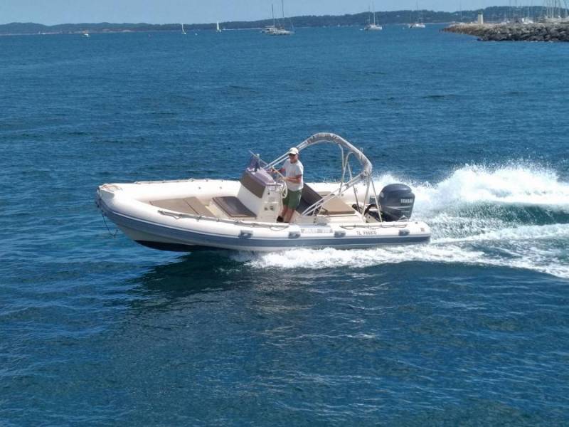 Réserver un bateau à location à la journée sur le Port de Hyères dans le Var près de Giens