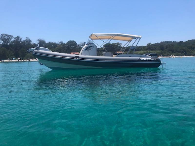 Location d'un bateau semi-rigide BSC 85 