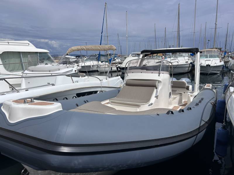 Location d'un bateau semi-rigide BWA 29 