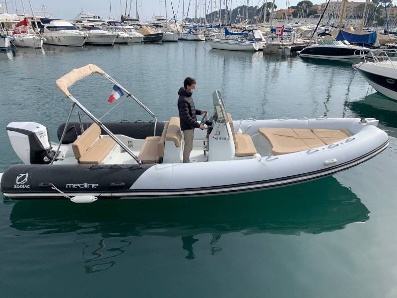 Louer un bateau semi rigide sur le port de Hyères dans le 83 à la semaine