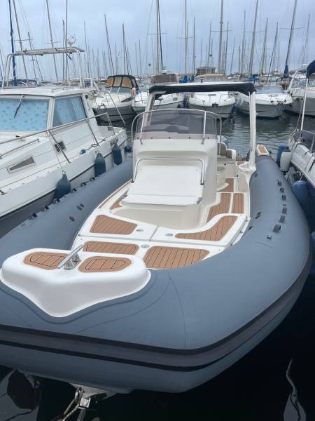 Location d'un bateau semi-rigide BWA 29 