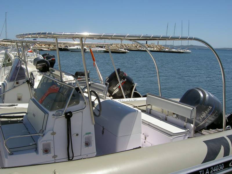 le siege pilote sous le taud de soleil rigide