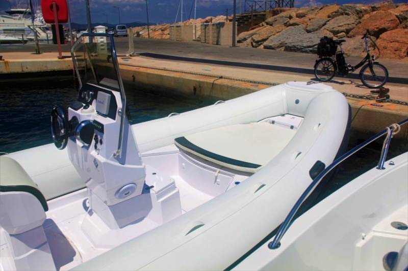 Belle plage de soleil avant