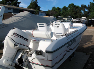 bateau à moteur cap ferret sur le port de hyeres