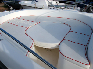 un grand bain de soleil sur ce bateau à moteur à hyeres