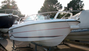 la coque de ce bateau à moteur est en parfait état