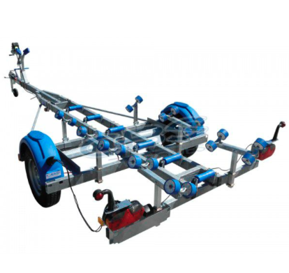 la remorque de ce bateau à moteur est en bonne état de fonctionnement