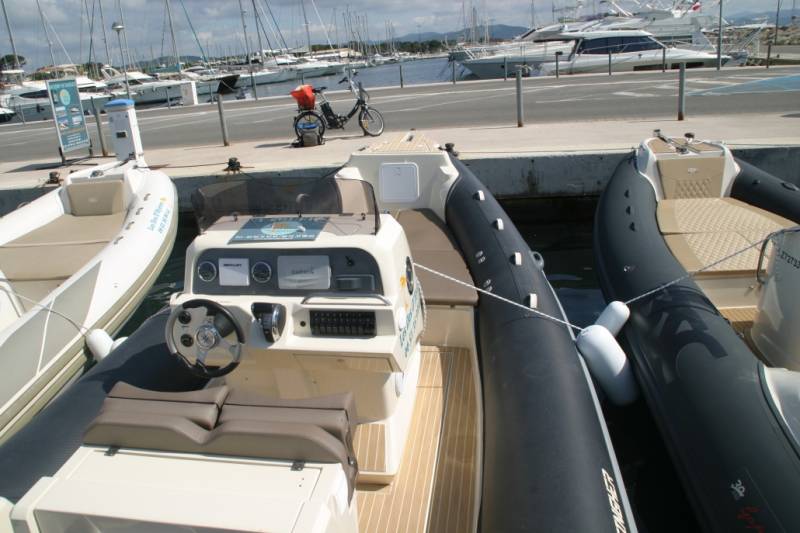 Location d'un semi rigide sur le port de Hyères modèle STINGHER 27 GT
