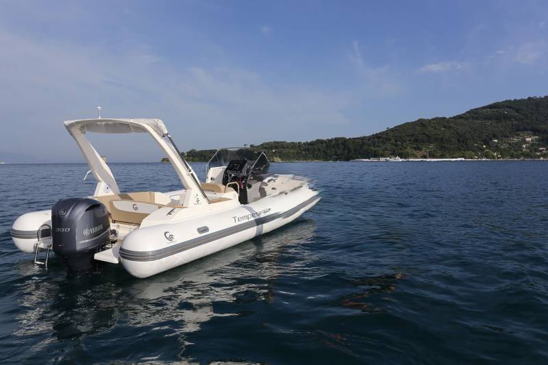 Location semi-rigide Capelli Tempest 800 Sun 