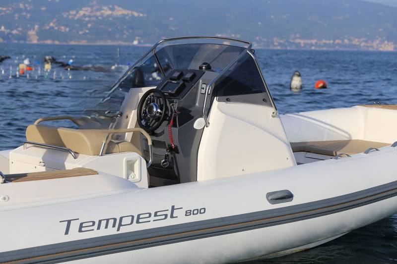 Location semi-rigide Capelli Tempest 800 Sun 