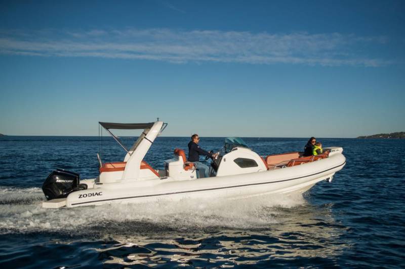 Location bateau à moteur semi rigide Zodiac Medline 9 sur le port de Hyères