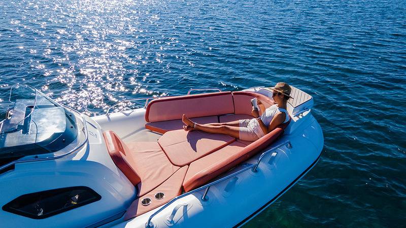 Location bateau à moteur semi rigide Zodiac Medline 9 sur le port de Hyères