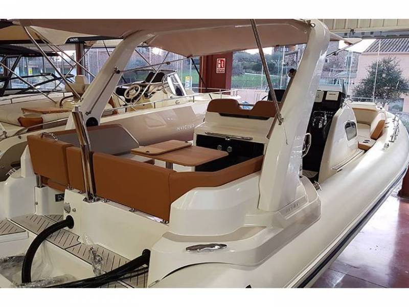 Location bateau à moteur semi rigide Zodiac Medline 9 sur le port de Hyères