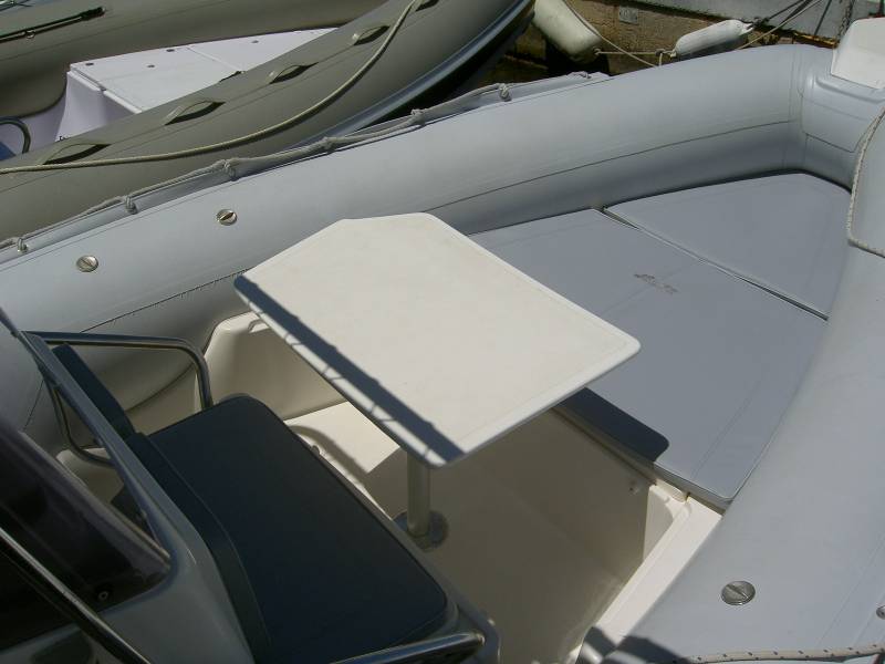 table pour déjeuner en mer