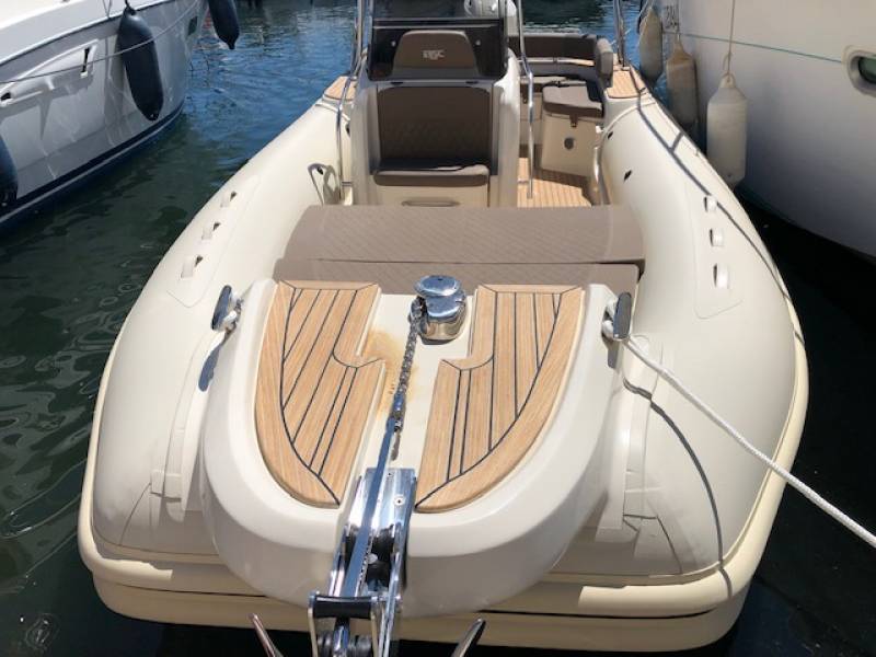 Location de semi rigide sur le port de Hyères