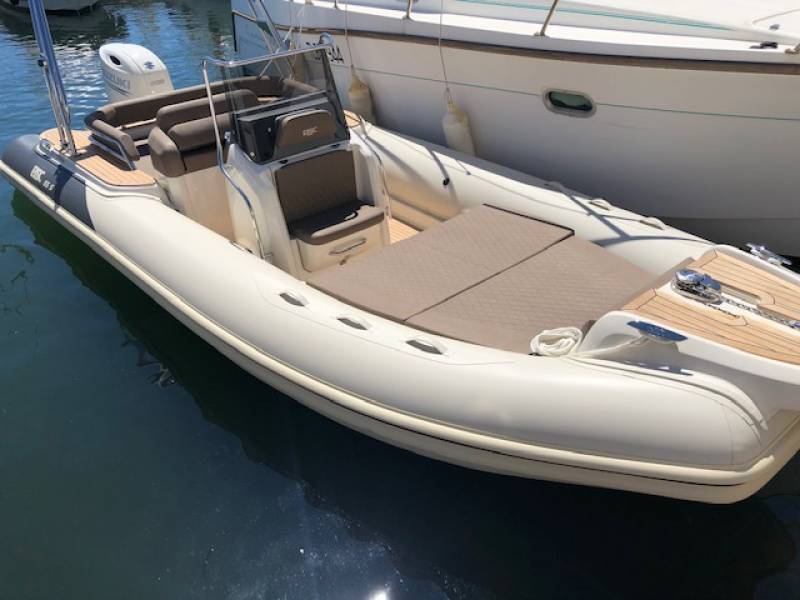 Location de semi rigide sur le port de Hyères