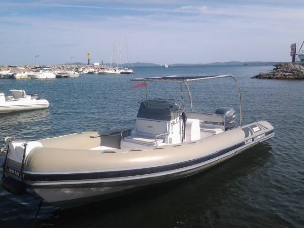 A la vente un bateau moteur de location  à HYERES dans le VAR