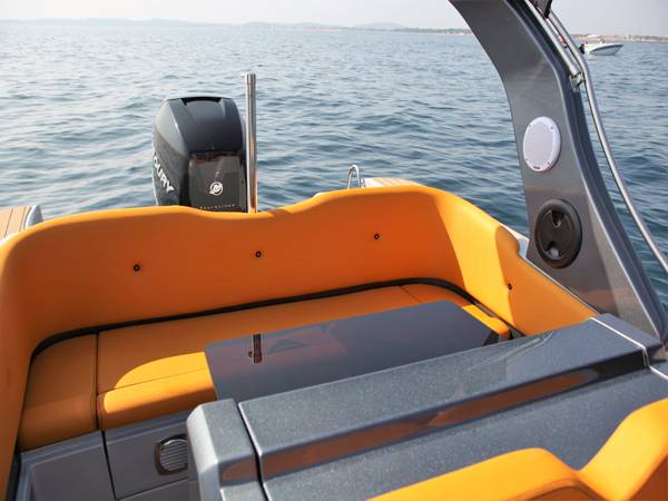 Location d'un bateau à moteur semi rigide STINGHER 30 GT pour naviguer vers les îles d'or