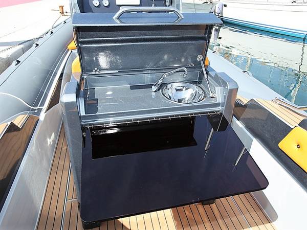 STINGHER 30 GT équipé pour un déjeuner à bord