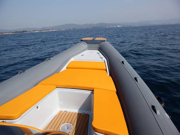 Semi rigide à louer avec une grande plage avant pour profiter sur ce semi rigide STINGHER 30 GT